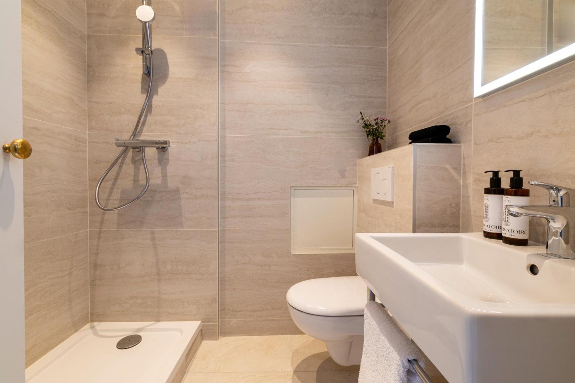 Deluxe Room,1668046927:JPEG